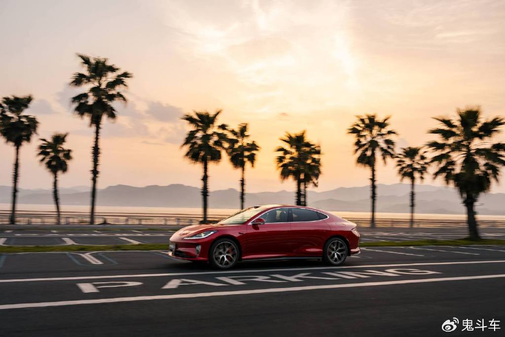 从而让L9 Livis拥有短前悬、长后悬的比例