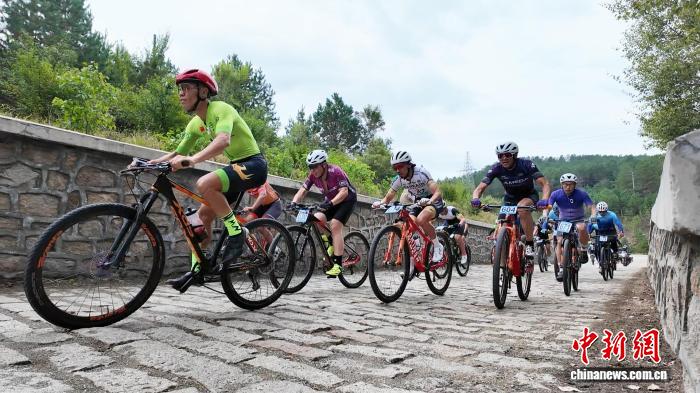 千人共赴山地赛道 碾子山自行车赛点燃运动热情