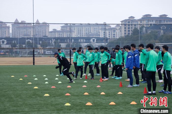 日本教练矢野克志在中国首个春节助力青训发展