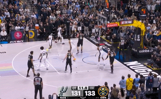 约基奇神球锁定胜局 掘金加时险胜马刺终结11连